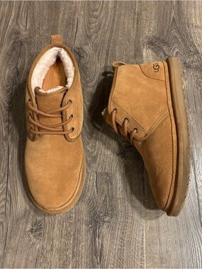 UGG Neumel Tan Suede Chukka Boots with Shearling Lining Men’s size 10